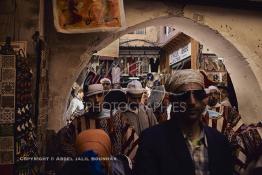 Image du Maroc Professionnelle de  Dans cette Rue El ksour de la médina de Marrakech des troupes de musiciens suivent un disciple qui guide la chamelle à la Zaouia du saint Moul El Ksour pour le sacrifice durant le moussem annuel de cette confrérie religieuse. Marrakech, ville connue pour ces nombreux saints, mais la plut part des gens ne connaissent que sept parmi eux les sept saint ou « sebaâtou rijales » Sidi Abdellah Ben Oujal El Ghazouani dit «Moul El Ksour», en allusion au quartier de Marrakech qui porte depuis son nom, Originaire de la tribu Ghazouane à Chaouia disciple de Sidi Abdelaziz Tebaa, le 9 Décembre 2018.  (Photo / Abdeljalil Bounhar) 